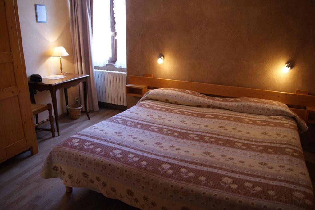 Logis Hotel De La Paix - Tournus Ruang foto