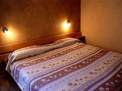 Logis Hotel De La Paix - Tournus Bagian luar foto
